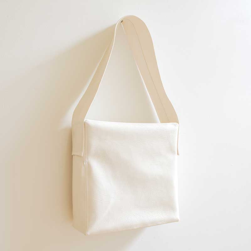 Soft space 30x30x10cm in a monochrome painting of a handbag for carrying thoughts: white